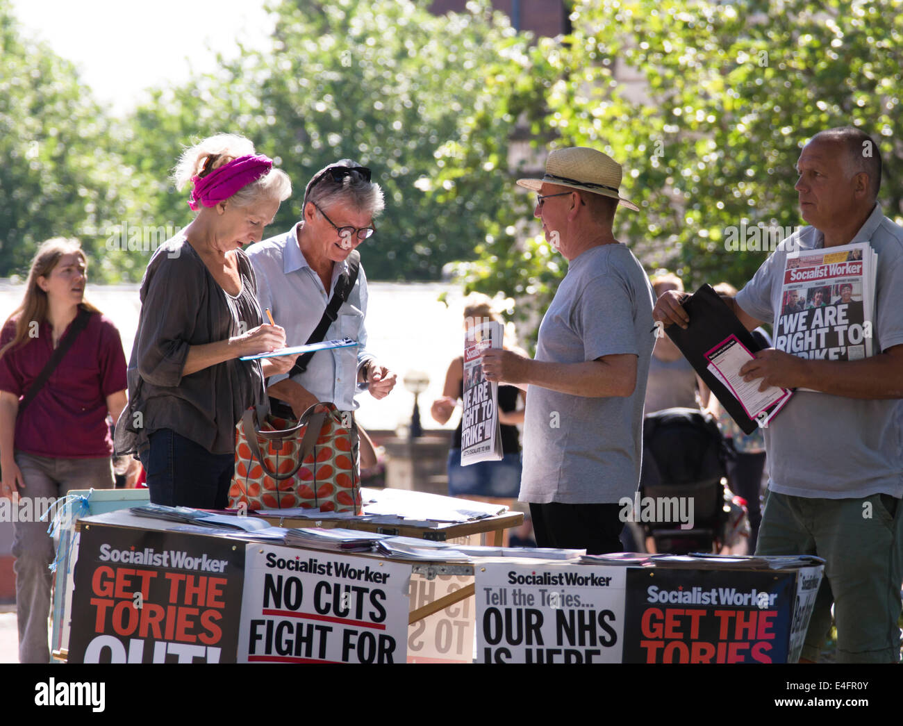 Bristol, Royaume-Uni. 10 juillet, 2014. Les travailleurs du secteur public ont fait grève aujourd'hui pour protester contre le gel des augmentations, les gouvernements britanniques. Les membres de l'écrou, Unison, GMB, les Pompiers Union Européenne et quelques autres rencontrés sur College Green avant de marcher à travers la ville. L'organisation des travailleurs socialistes ajouté leur appui sur cette journée ensoleillée. Crédit : Mr Standfast/Alamy Live News Banque D'Images
