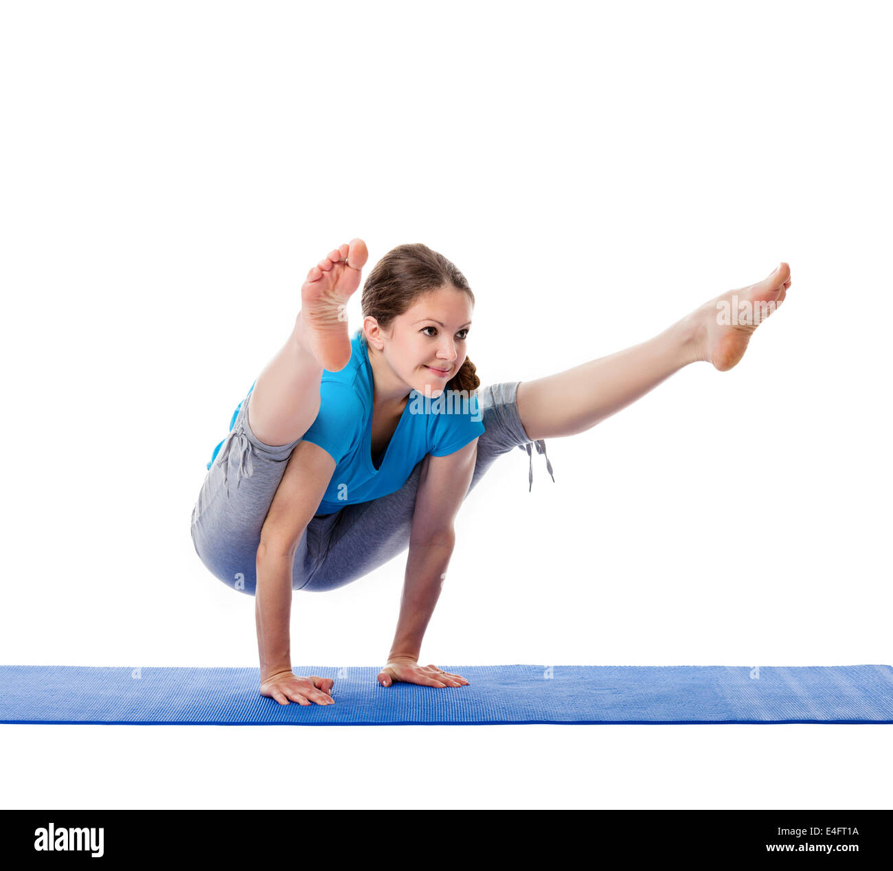 Yoga - jeune belle femme professeur de yoga asana Firefly faire poser (Titibasana) exercice isolé sur fond blanc Banque D'Images