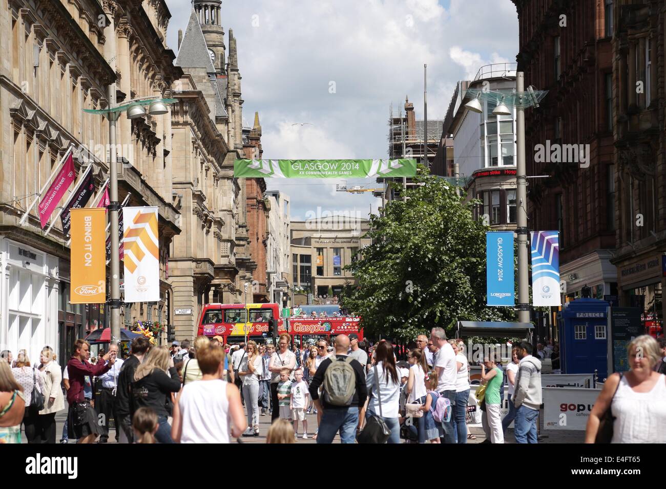 Buchanan Street, Glasgow, Écosse, Royaume-Uni, 10 juillet, 2014. Glasswegians, les employés de bureau et les visiteurs de la ville faisant le maximum de la sécheresse, chaud et variable temps ensoleillé Banque D'Images