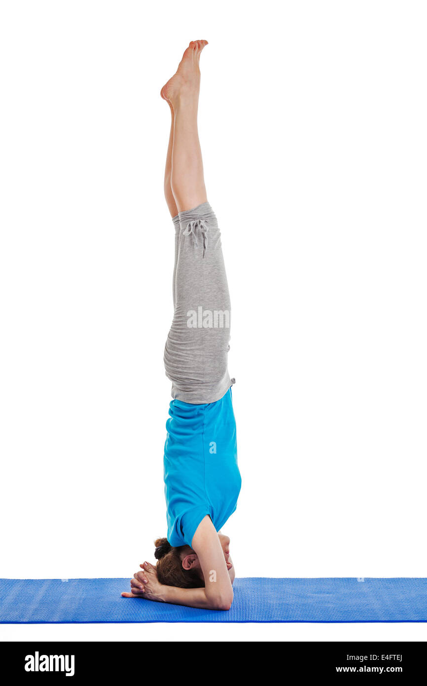 Yoga - jeune belle femme professeur de yoga faisant wavecrest (sirsasana) asana exercice isolé sur fond blanc Banque D'Images