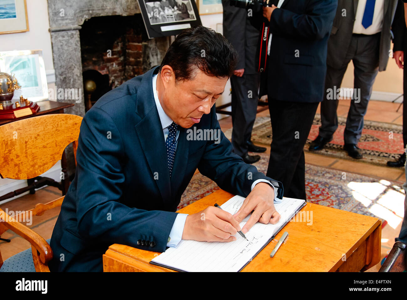 Salisbury, Wiltshire, Royaume-Uni. 10 juillet, 2014. L'ambassadeur chinois Liu Xiaoming signe le livre des visiteurs à son arrivée à Arundells, accueil de l'ancien Premier ministre Le très honorable Sir Edward Heath. L'ambassadeur était à la maison pour ouvrir une exposition photographique intitulée Edward Heath, un pionnier de l'Modern-Age l'amitié sino-britanniques Crédit : John Rose Photography/Alamy Live News Banque D'Images