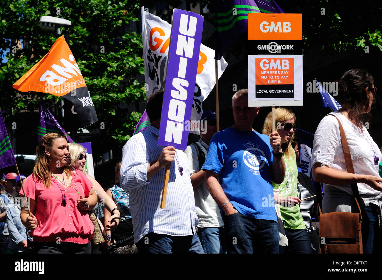 Nottingham, Royaume-Uni. 10 juillet 2014. Écrou, Unite, GMB, PCS, et à travers la ville Mars FBU centre de Nottingham, sur trois thundred ont pris part, pour protester contre des réductions de salaire, plus de coupes dans les retraites, les services publics et réduire, de nombreuses écoles de la région ont été fermées pour la journée. Crédit : Ian Francis/Alamy Live News Banque D'Images