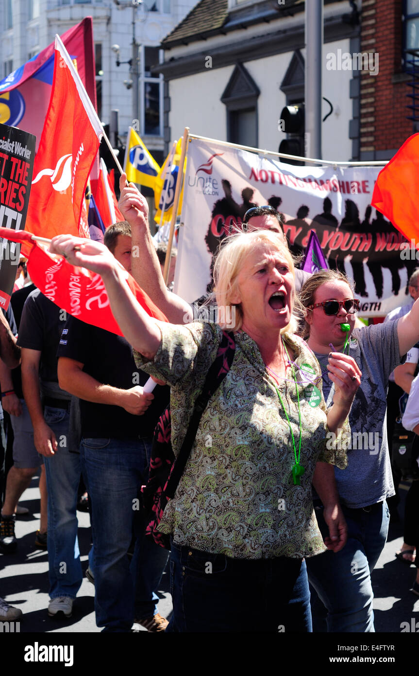 Nottingham, Royaume-Uni. 10 juillet 2014. Écrou, Unite, GMB, PCS, et à travers la ville Mars FBU centre de Nottingham, sur trois thundred ont pris part, pour protester contre des réductions de salaire, plus de coupes dans les retraites, les services publics et réduire, de nombreuses écoles de la région ont été fermées pour la journée. Crédit : Ian Francis/Alamy Live News Banque D'Images