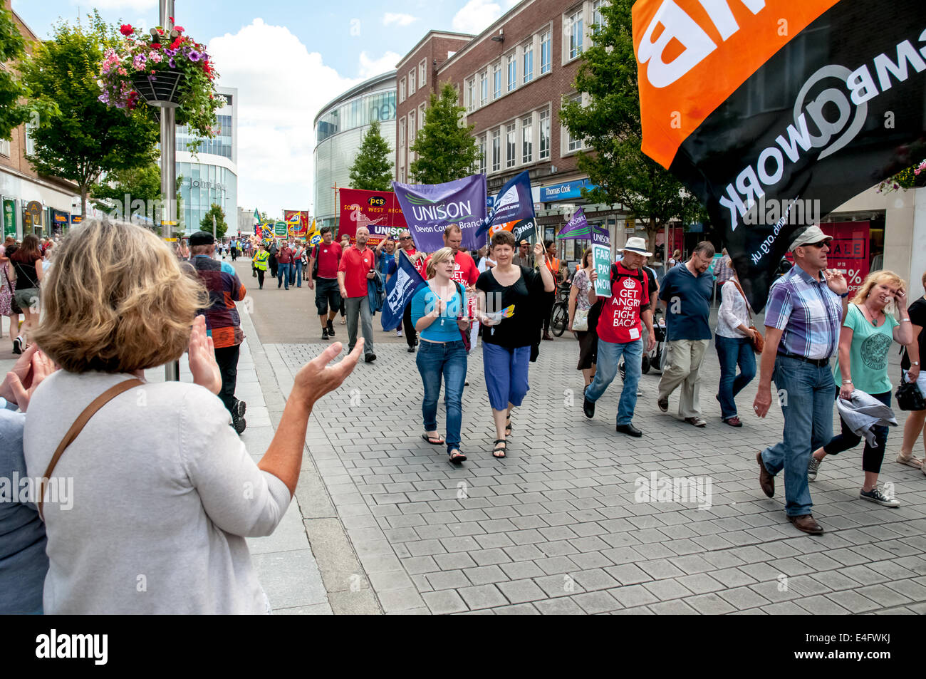 Exeter, Devon, UK. 10 juillet 2014. Les syndicats en grève sont applaudies par les membres du public et les travailleurs du secteur public au cours de la journée d'action nationale au centre-ville d'Exeter Le 10 juillet 2014 à Exeter, Devon, UK Crédit : Clive Chilvers/Alamy Live News Banque D'Images