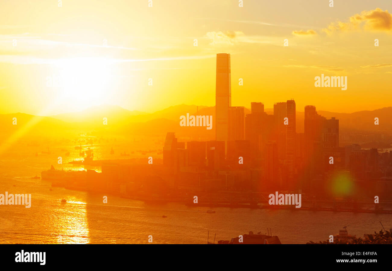 Hong Kong coucher du soleil avec les immeubles de bureaux Banque D'Images