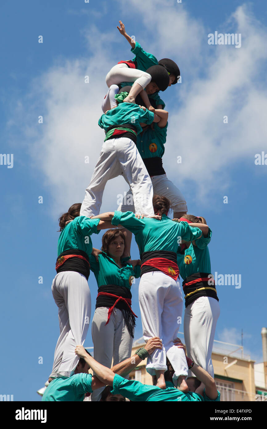 Castellers de la Sagrada Familia formant une pyramide humaine au cours ...