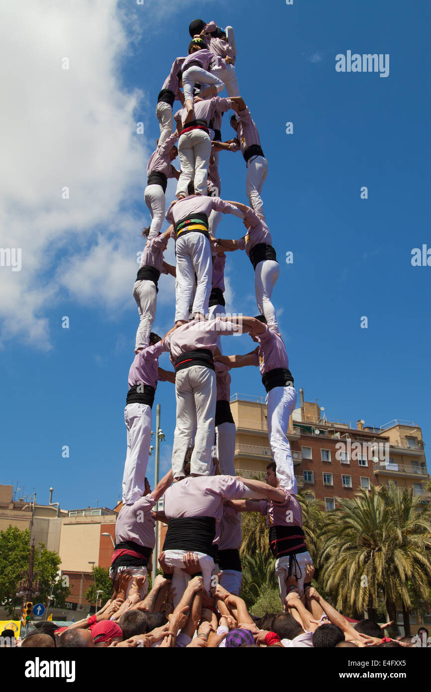 Minyons de Terrassa formant une pyramide humaine au cours de la Festa Major de la Sagrada Familia, le 4 mai 2014 à Barcelone, Espagne. Banque D'Images
