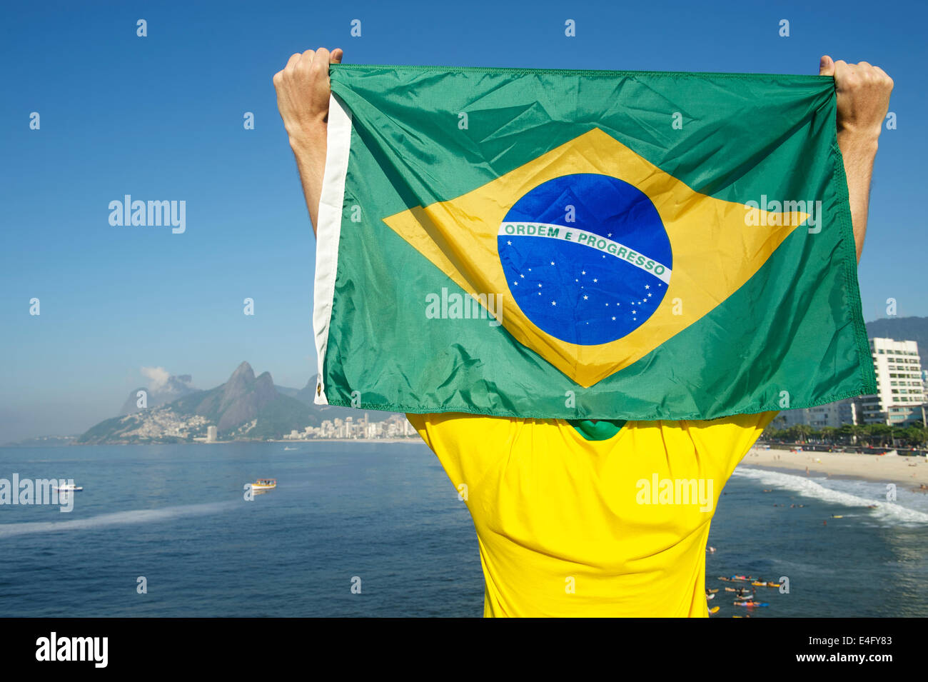 Drapeau brésilien tenant en face de la plage d'Ipanema Ville Rio de Janeiro Brésil Banque D'Images