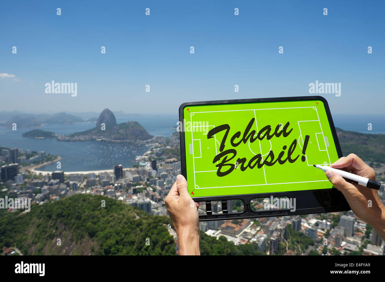 Le Brésil au revoir tchau message écrit sur les tactiques de football à Rio de Janeiro donnent sur les toits Banque D'Images