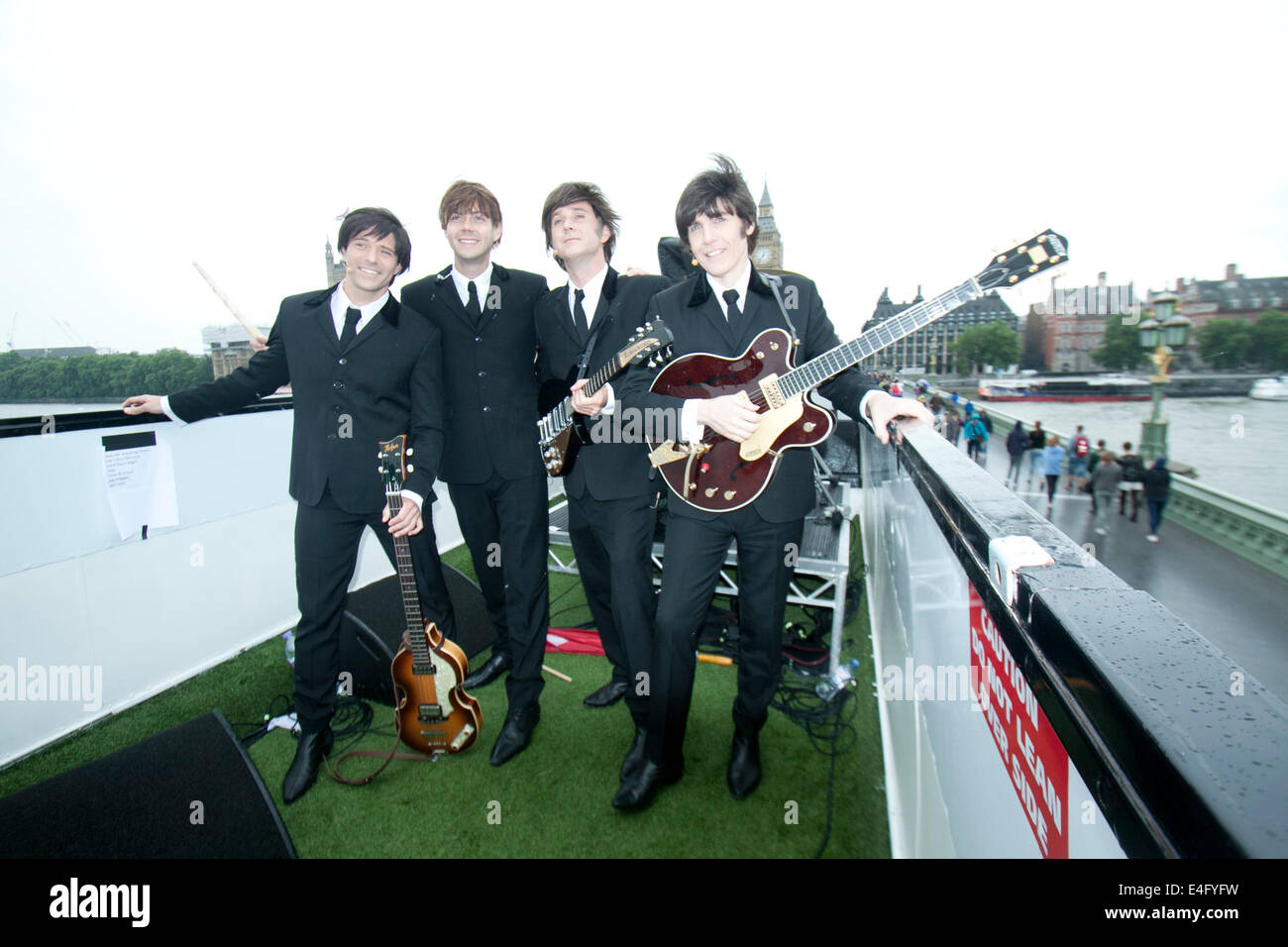 Londres, Royaume-Uni. 10 juillet, 2014. La distribution des Beatles dans le qu'il soit encore de l'exécution à bord d'un bus à toit ouvert. La distribution des Beatles dans la production musicale de let it be est joué par James Fox que Paul McCartney, John Brosnan comme George Harrisson. Paul Canning que John Lennon et Luke Roberts comme Ringo Starr à s'ouvrir à l'Garrick Theatre à Londres en septembre Crédit : amer ghazzal/Alamy Live News Banque D'Images