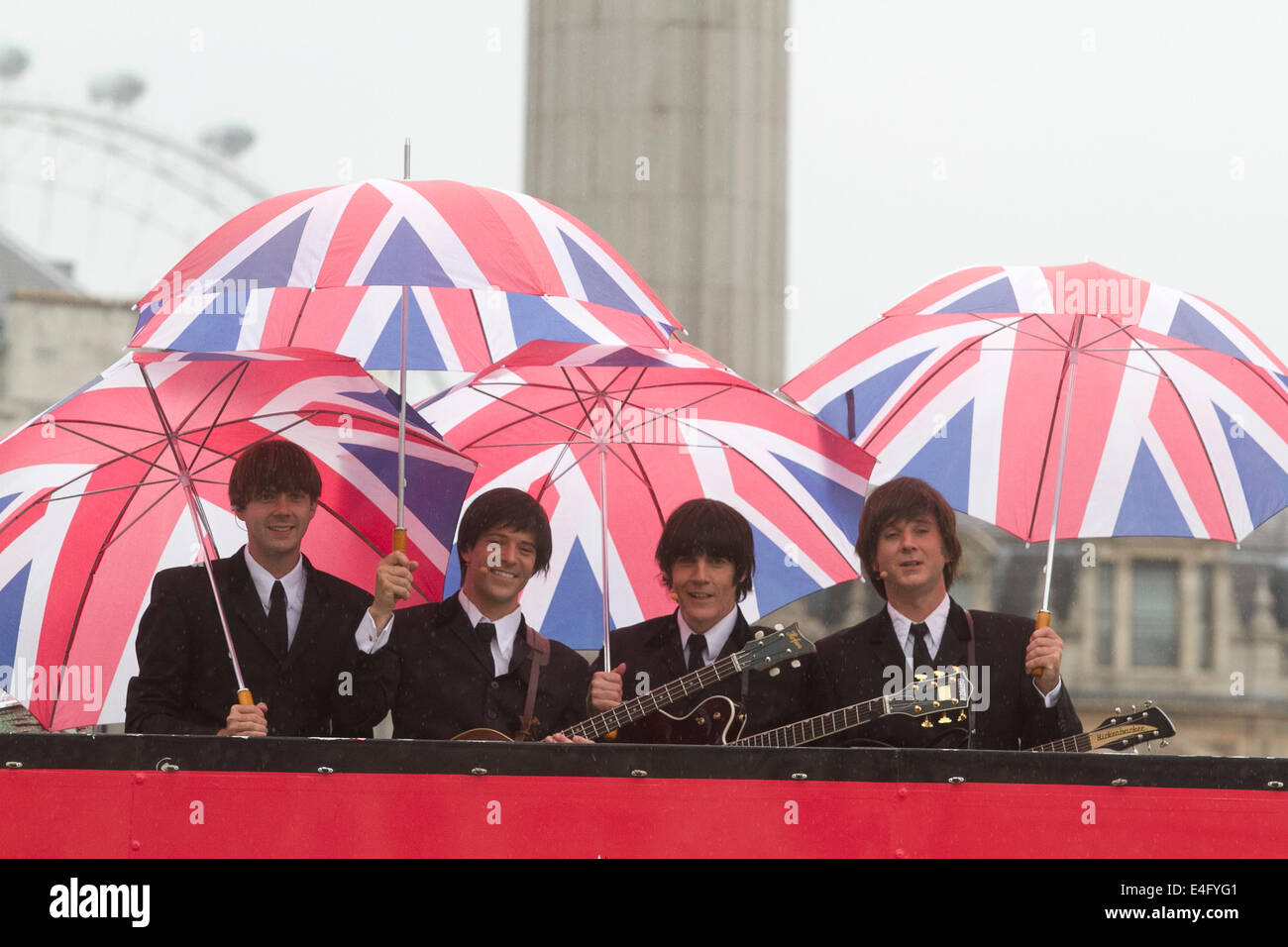 Londres, Royaume-Uni. 10 juillet, 2014. La distribution des Beatles dans le qu'il soit encore de l'exécution à bord d'un bus à toit ouvert. La distribution des Beatles dans le productionof muscial qu'il est joué par James Fox comme Paul MacCartney, John Brosnan comme George Harrisson. Paul Canning que John Lennon et Luke Roberts comme Ringo Starr à s'ouvrir à l'Garrick Theatre à Londres en septembre Crédit : amer ghazzal/Alamy Live News Banque D'Images