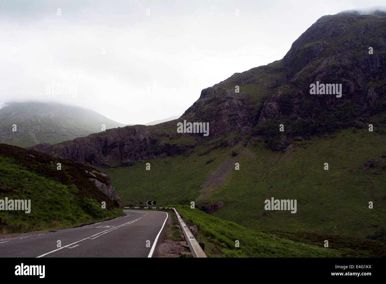 Un virage de la route à travers Glencoe dans les Highlands écossais. Banque D'Images