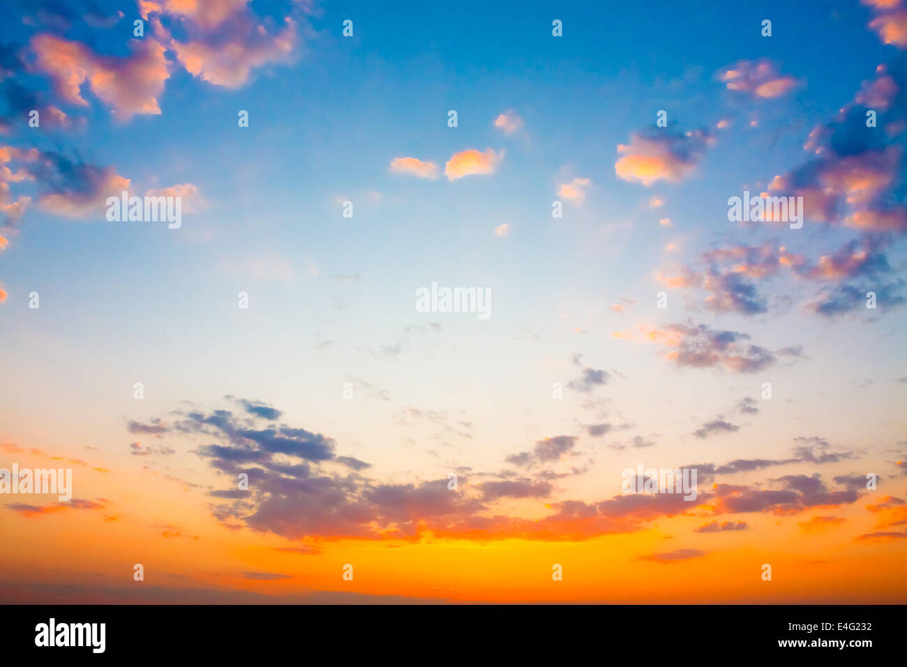 Bleu vif, orange et jaune Sunset Sky Banque D'Images