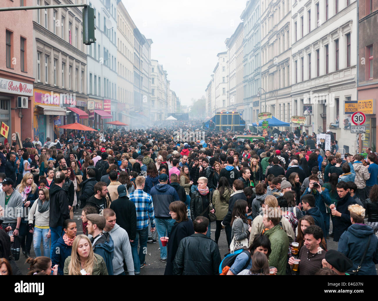 Les gens l'écoute d'un système de son dans la rue pour le premier mai à Berlin Allemagne Banque D'Images