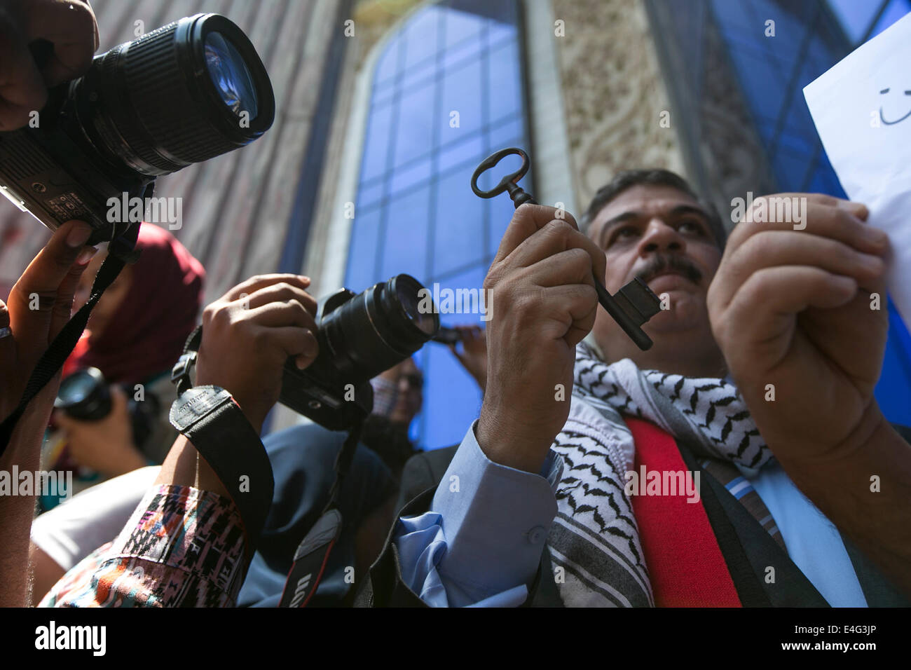 Le Caire, Égypte. 10 juillet, 2014. Un manifestant palestinien est titulaire d'un symbole de retour au cours d'une manifestation au Caire, Égypte, le 10 juillet 2014. Palestiniens vivant en Egypte a protesté contre les frappes aériennes israéliennes sur la bande de Gaza qui ont fait des victimes des civils palestiniens. Credit : Cui Xinyu/Xinhua/Alamy Live News Banque D'Images