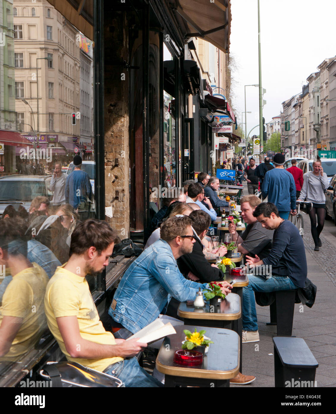 Les gens à la terrasse d'un café bar restaurant à Berlin Allemagne Banque D'Images