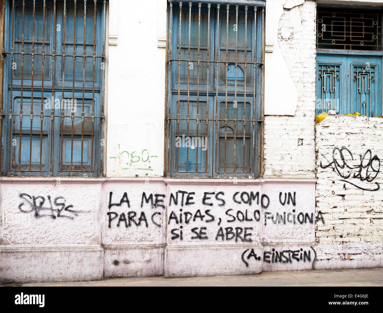 (L'esprit est comme un parachute, il ne fonctionne que lorsqu'il est ouvert) dans le district de graffiti Barranco - Lima, Pérou Banque D'Images