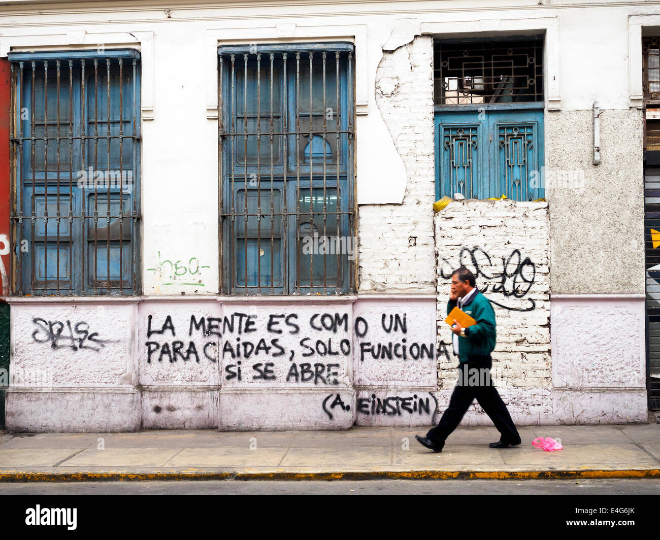 (L'esprit est comme un parachute, il ne fonctionne que lorsqu'il est ouvert) dans le district de graffiti Barranco - Lima, Pérou Banque D'Images