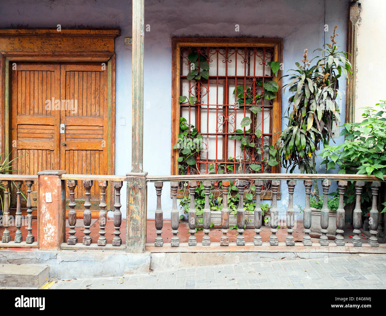 Maison dans l'allée menant à la mer qui traverse Barranco, appelé Bajada de los Baños - Lima, Pérou Banque D'Images