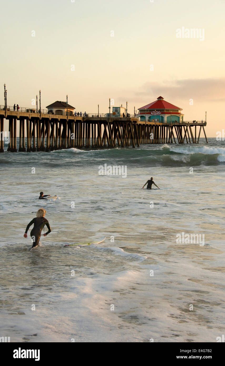 Les surfeurs à Huntington Beach Pier Banque D'Images