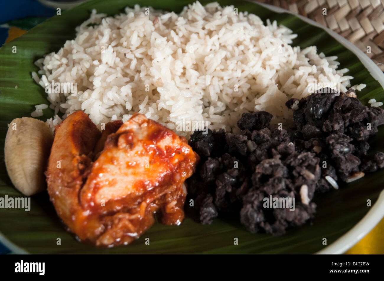 Costa Rica alimentaire, Riz et haricots des bases avec le poulet. Banque D'Images