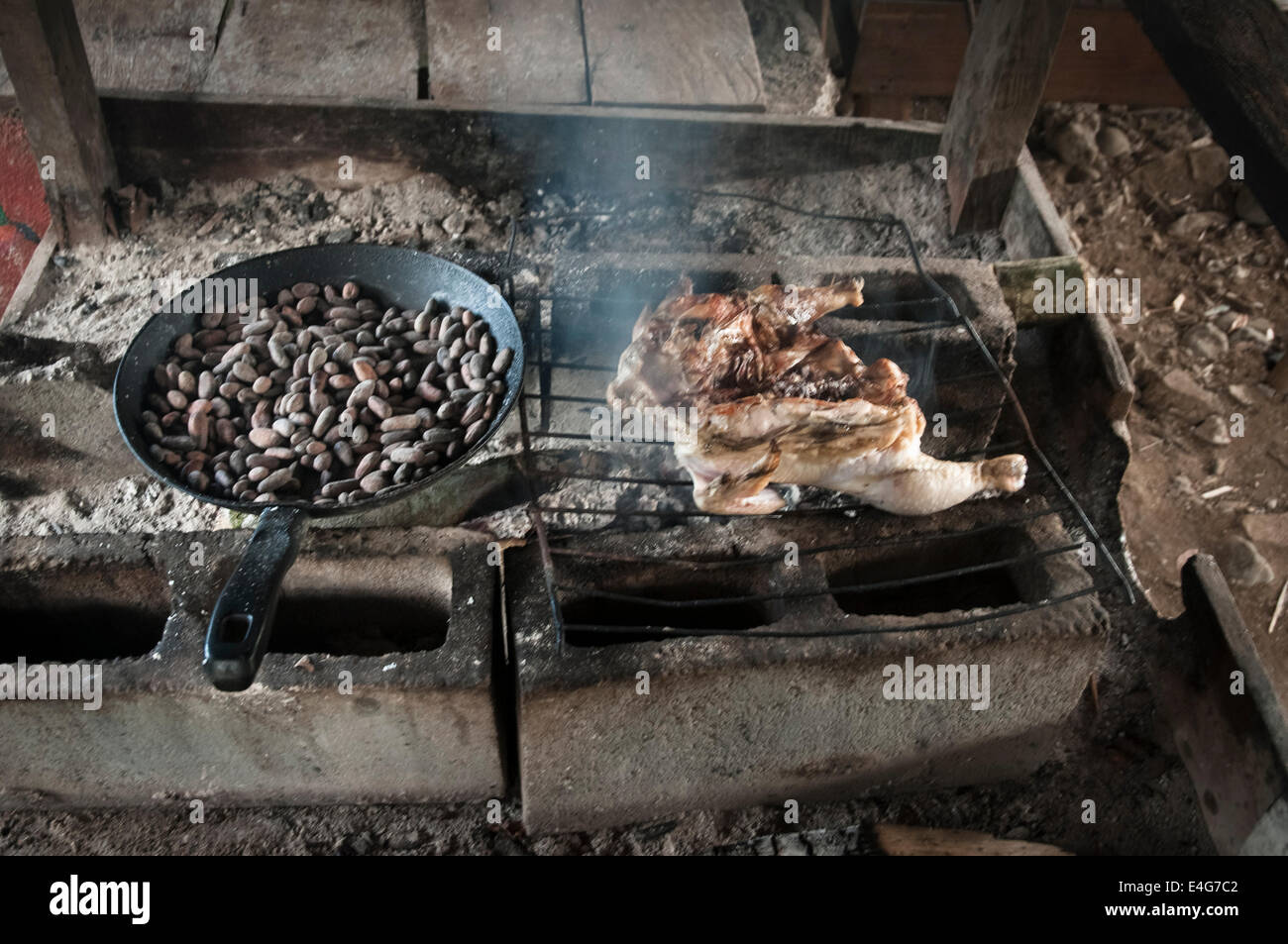 Costa Rica alimentaire, la préparation des bases de haricots avec du poulet. Banque D'Images