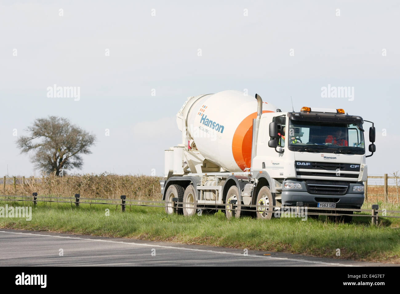 Un Hanson bétonnière voyageant le long de l'A417 à deux voies dans la galaxie, en Angleterre Banque D'Images