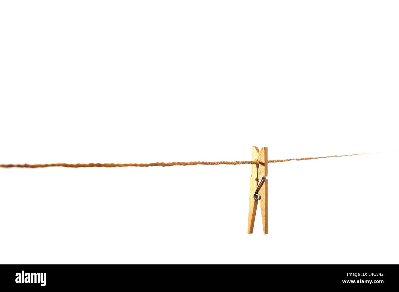 Sur une corde à linge en bois clothespin isolated over white Banque D'Images