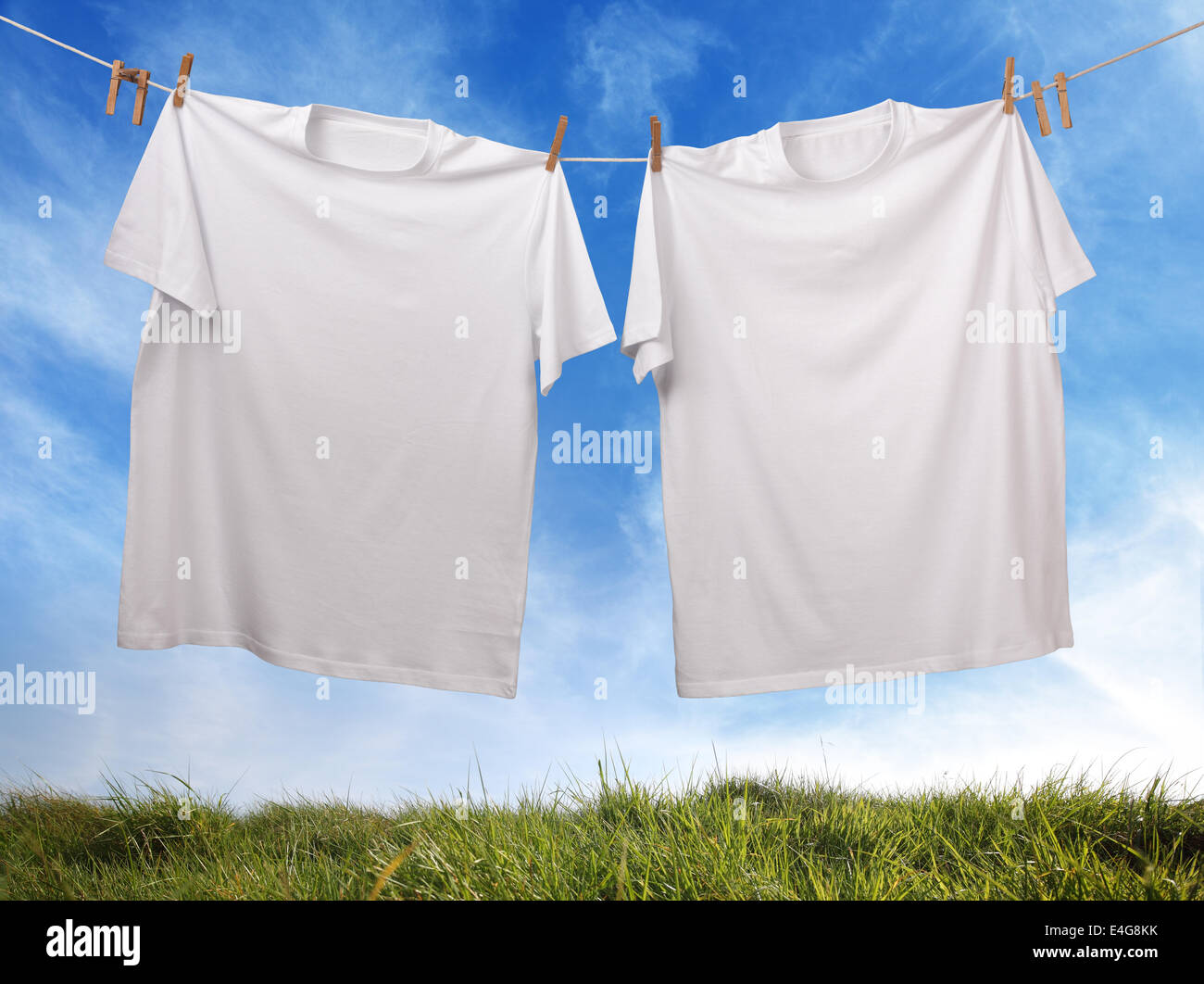 Blank white t-shirt hanging on clothesline Banque D'Images