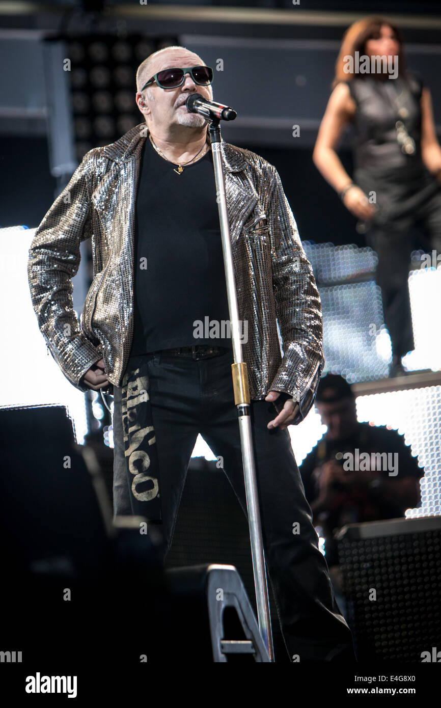 Milan, Italie. 09 juillet, 2014. La star de rock italien Vasco Rossi effectue live au stade San Siro lors de la 'live' Kom 2014 Credit : Rodolfo Sassano/Alamy Live News Banque D'Images