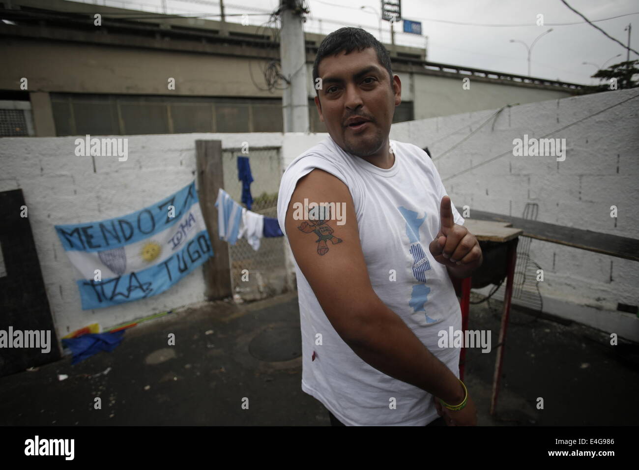 Rio de Janeiro, Brésil. 10 juillet, 2014. Un ventilateur de l'Argentine montre son tatouage de l'Terreirao Fuleco à 'n' Samba lieu dans la ville de Rio de Janeiro, Brésil, le 10 juillet 2014. Selon les médias locaux, Rio de Janeiro, le gouvernement local est attend plus de 50 000 fans l'Argentine d'arriver dans la ville pour la coupe du monde est finale. © Mauricio Valenzuela/Xinhua/Alamy Live News Banque D'Images