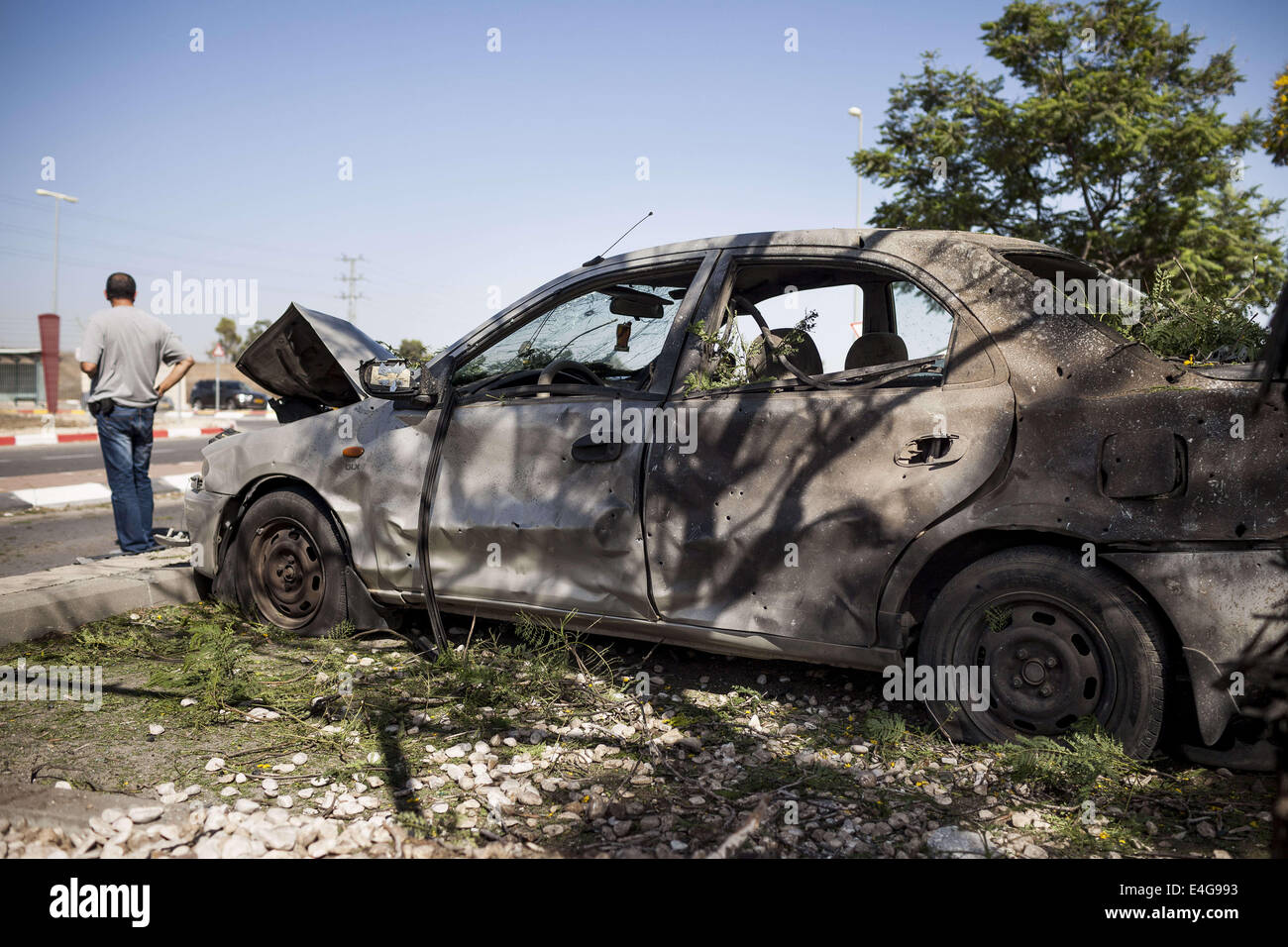 Sderot, Israël. 10 juillet, 2014. Un véhicule endommagé par un lance-roquettes tirées de Gaza dans la ville de Sderot, dans le sud d'Israël, le 10 juillet 2014. Credit : Janos Chiala/NurPhoto/ZUMA/Alamy Fil Live News Banque D'Images