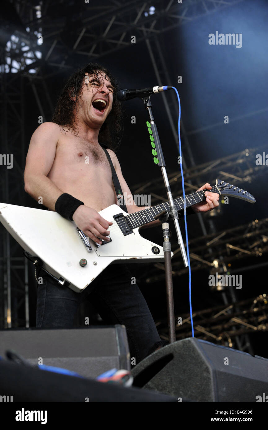 Jáchymov, République tchèque. 10 juillet, 2014. Le guitariste et chanteur du groupe australien Airbourne, Joel O'Keeffe, effectue au festival de musique Masters of Rock le 10 juillet 2014 à Jáchymov, République tchèque. Photo : CTK/Alamy Live News Banque D'Images