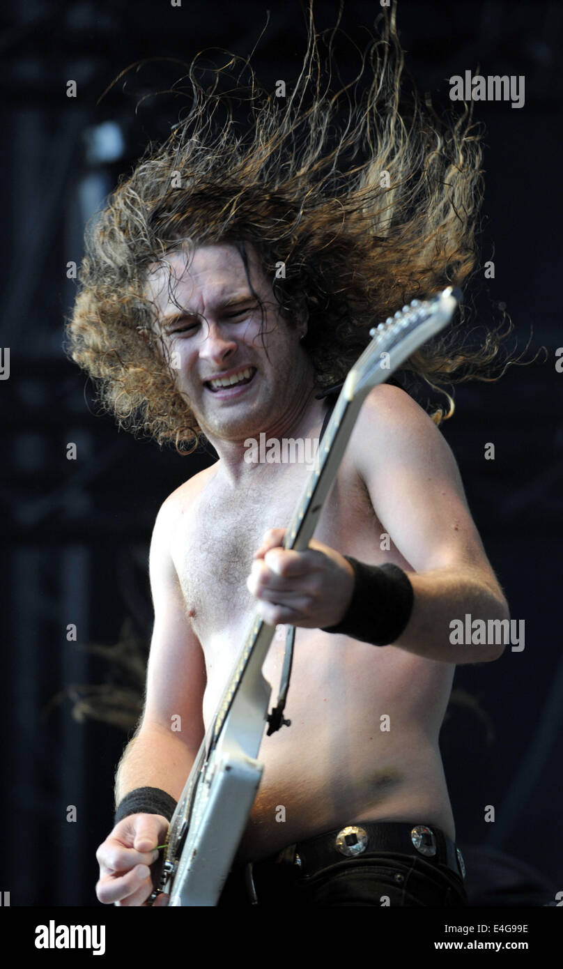 Jáchymov, République tchèque. 10 juillet, 2014. Le guitariste et chanteur du groupe australien Airbourne, Joel O'Keeffe, effectue au festival de musique Masters of Rock le 10 juillet 2014 à Jáchymov, République tchèque. Photo : CTK/Alamy Live News Banque D'Images