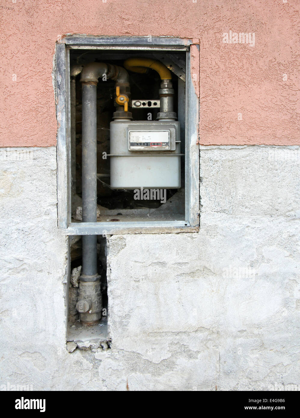 Tuyaux et compteur de gaz sur le mur de la maison Banque D'Images