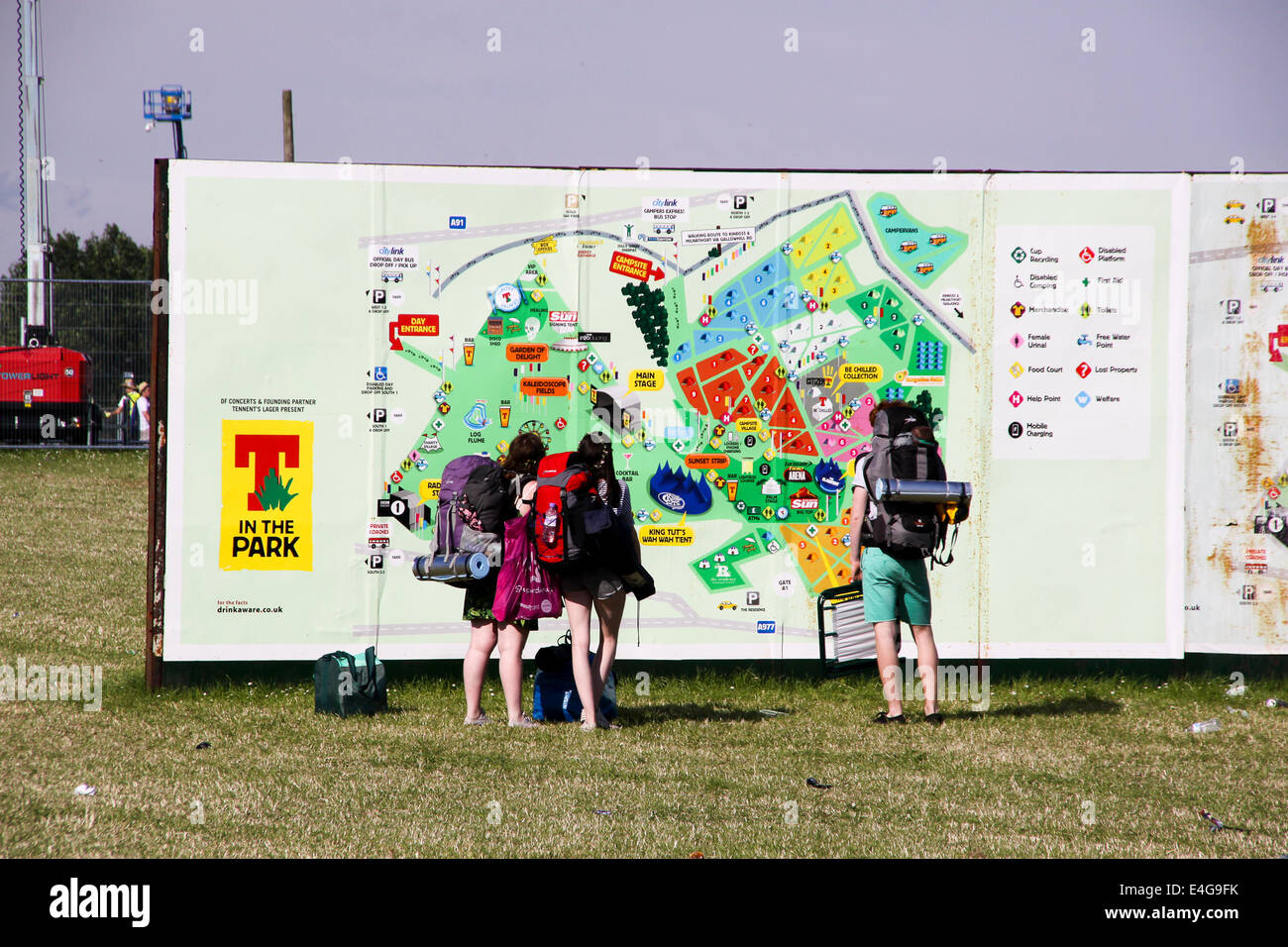 Balado, Kinross, Scotland, UK. 10 juillet, 2014. Les arrivées anticipées profitant du soleil bienvenue dans leur préparation pour la fin de semaine. Vérifier le site des fans Crédit : ALAN OLIVER/Alamy Live News Banque D'Images