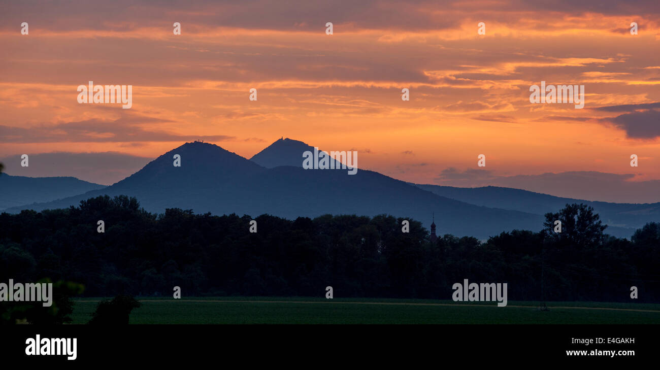 Montagnes Ceske Stredohori, ciel nuageux teinté de rouge, Highlands de Bohême centrale, beau paysage tchèque campagne République tchèque paysage d'été Banque D'Images