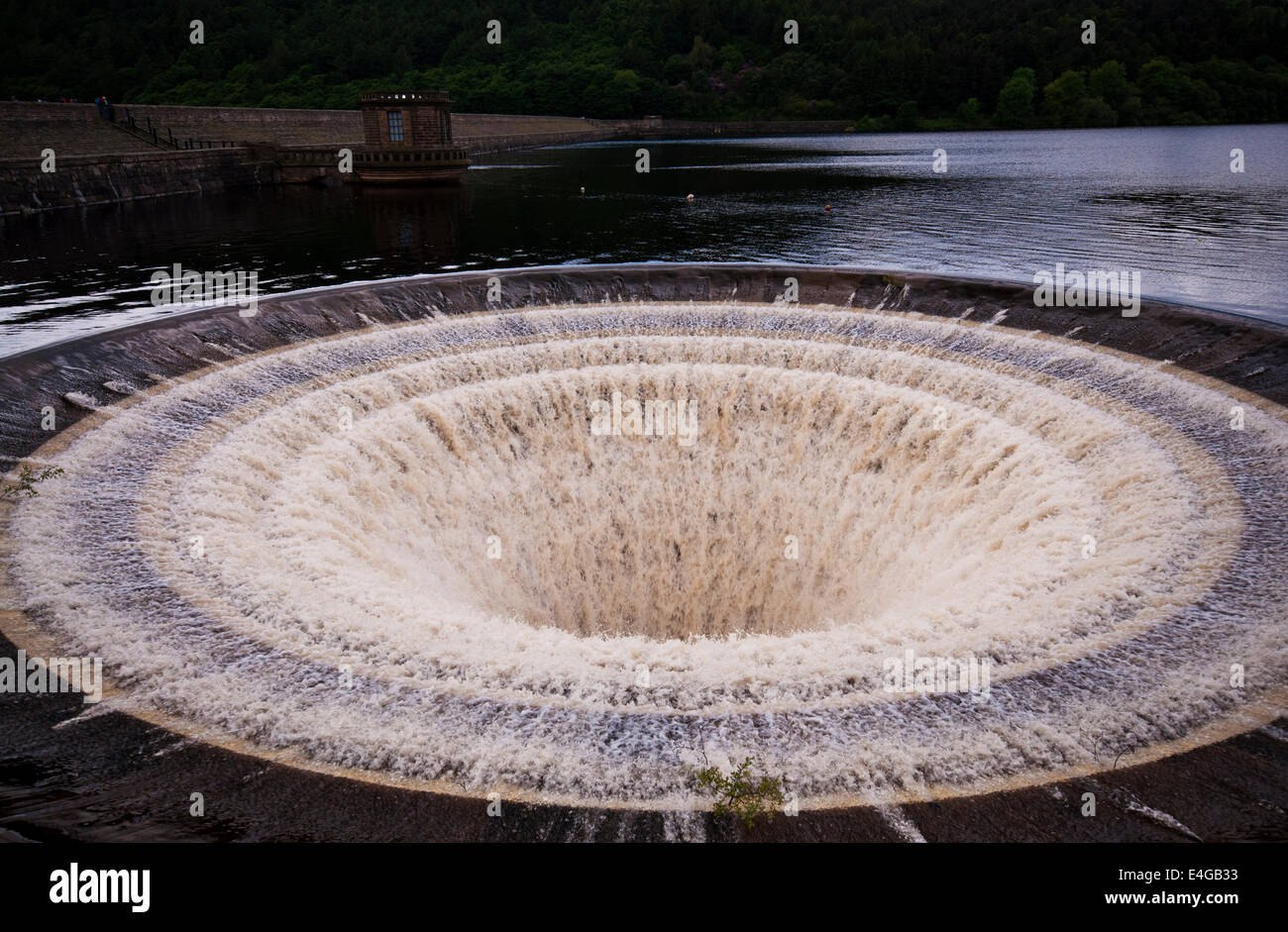 Débordement ou évasement, Ladybower Reservoir dans le parc national de Peak District. Banque D'Images