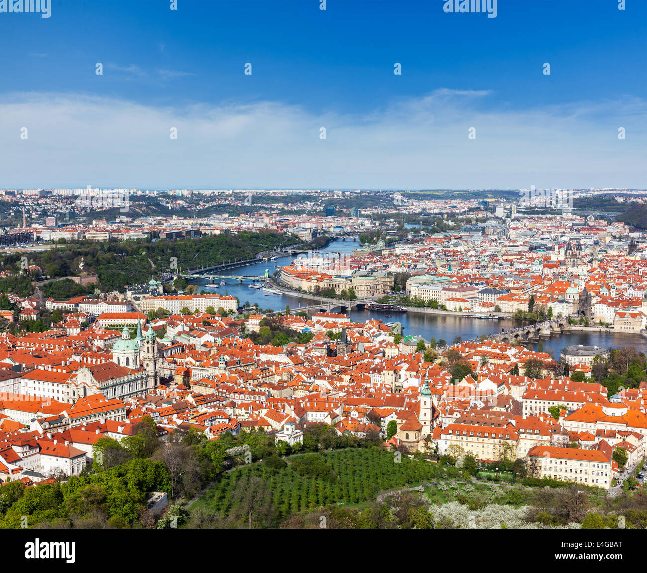 Vue aérienne du Pont Charles sur la Vltava et la vieille ville à partir de la colline de Petrin Tour d'observation. Prague, République Tchèque Banque D'Images