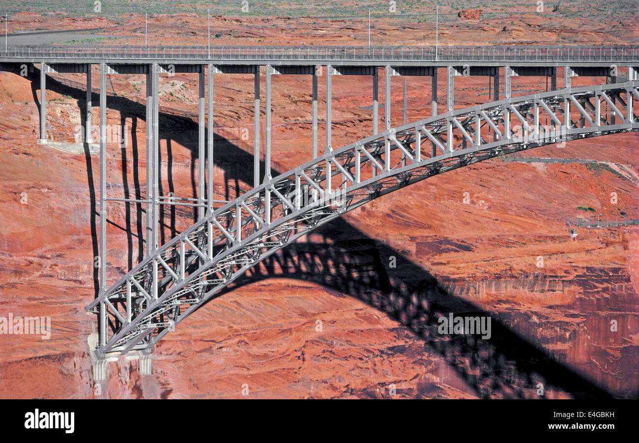 La structure de support en fer d'un pont de l'autoroute fait de l'ombre sur le mur de grès rougeâtre près du barrage de Glen Canyon en Arizona, USA. Banque D'Images