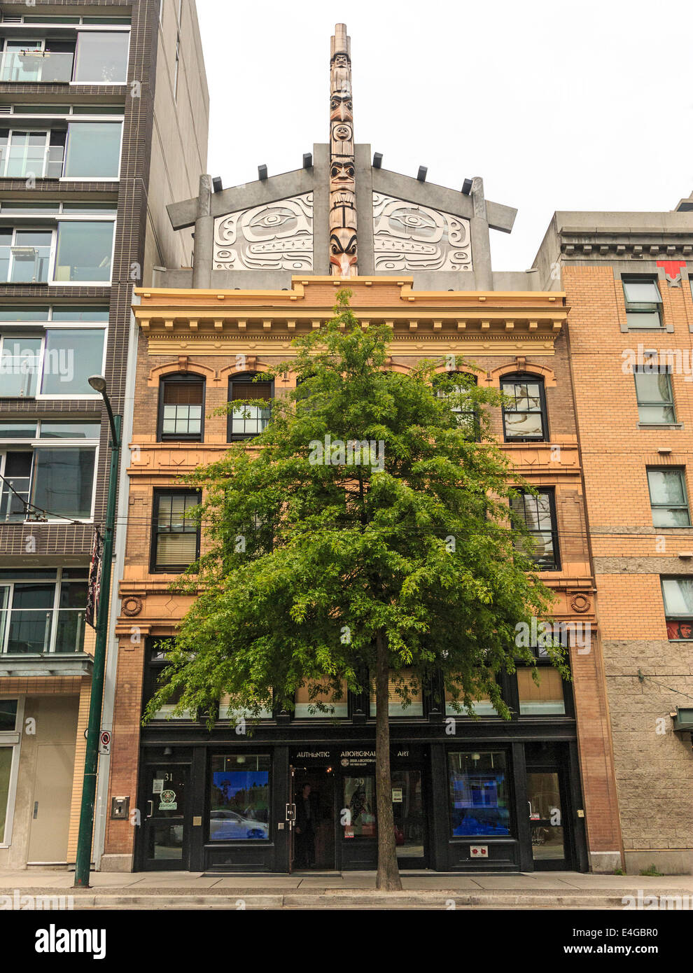 Avant de Premières nations (Indiens) Skwachays Lodge avec une vue de ses 40 pieds de hauteur sculptée Native totem. Banque D'Images