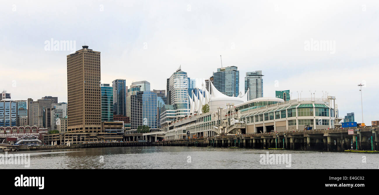 Sur les toits de la ville de Vancouver, Colombie-Britannique, Canada, vu de l'eau. Banque D'Images