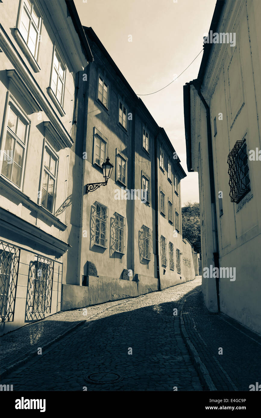 La rue de Prague. Noir et blanc image en tons de split Banque D'Images