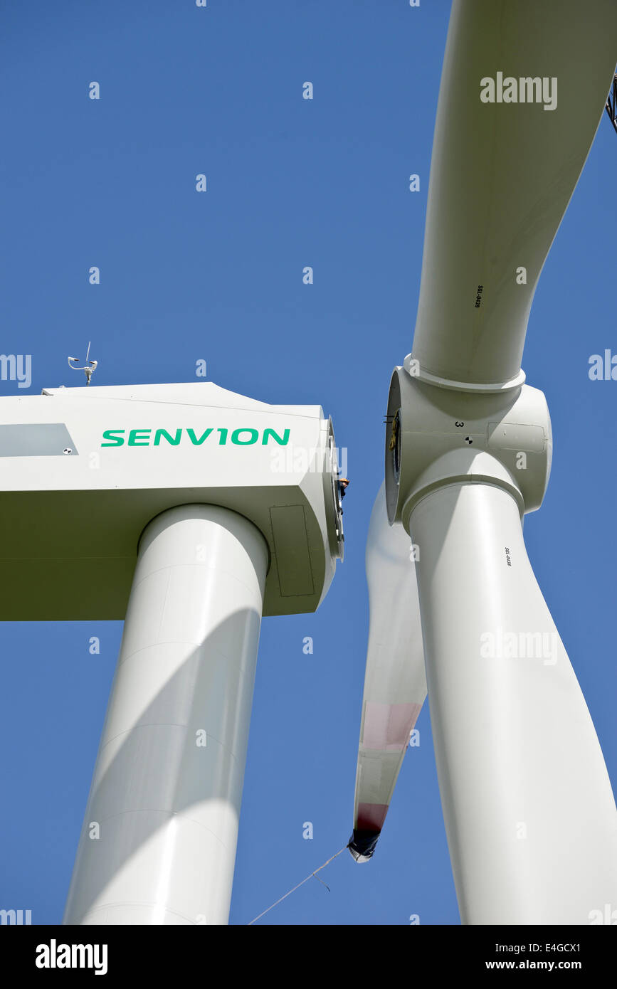 Allemagne Schleswig-Holstein Nortorf, la construction d'éolienne SENVION 3.2M114, performance 3,2 mégawatts, l'assemblage de pales de rotor avec star par treuil spécial Banque D'Images