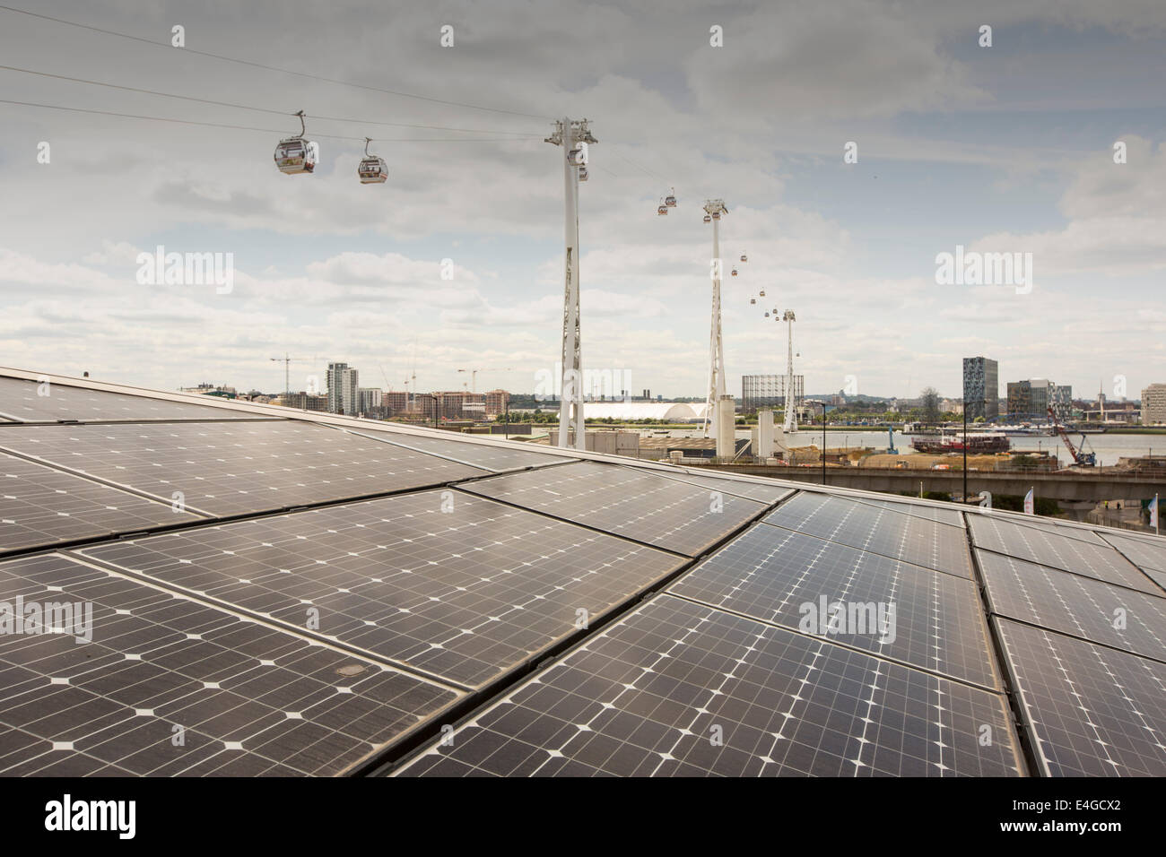 Panneaux solaires photovoltaïques sur le toit de l'édifice de cristal qui est le premier bâtiment au monde à avoir obtenu un remarquable BREEAM (BRE Environmental Assessment Method) la notation et la certification LEED (Leadership in Energy and Environmental Design) certification platine. Londres, Royaume-Uni. Banque D'Images