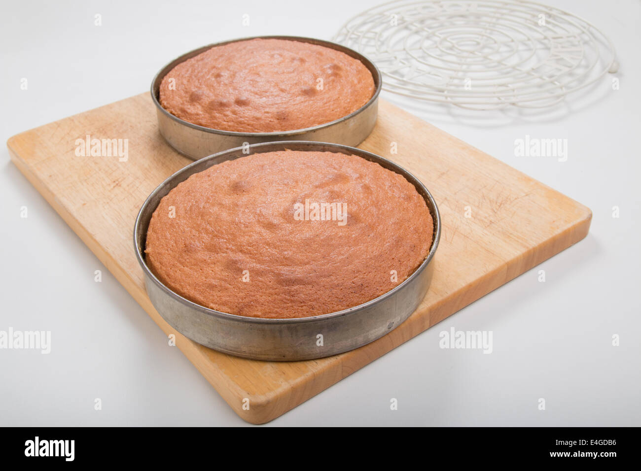2 Victoria en gâteaux set moules à pâtisserie sur planche de bois [Terre] "Réaliser un cake" ( 13 de 44) Banque D'Images