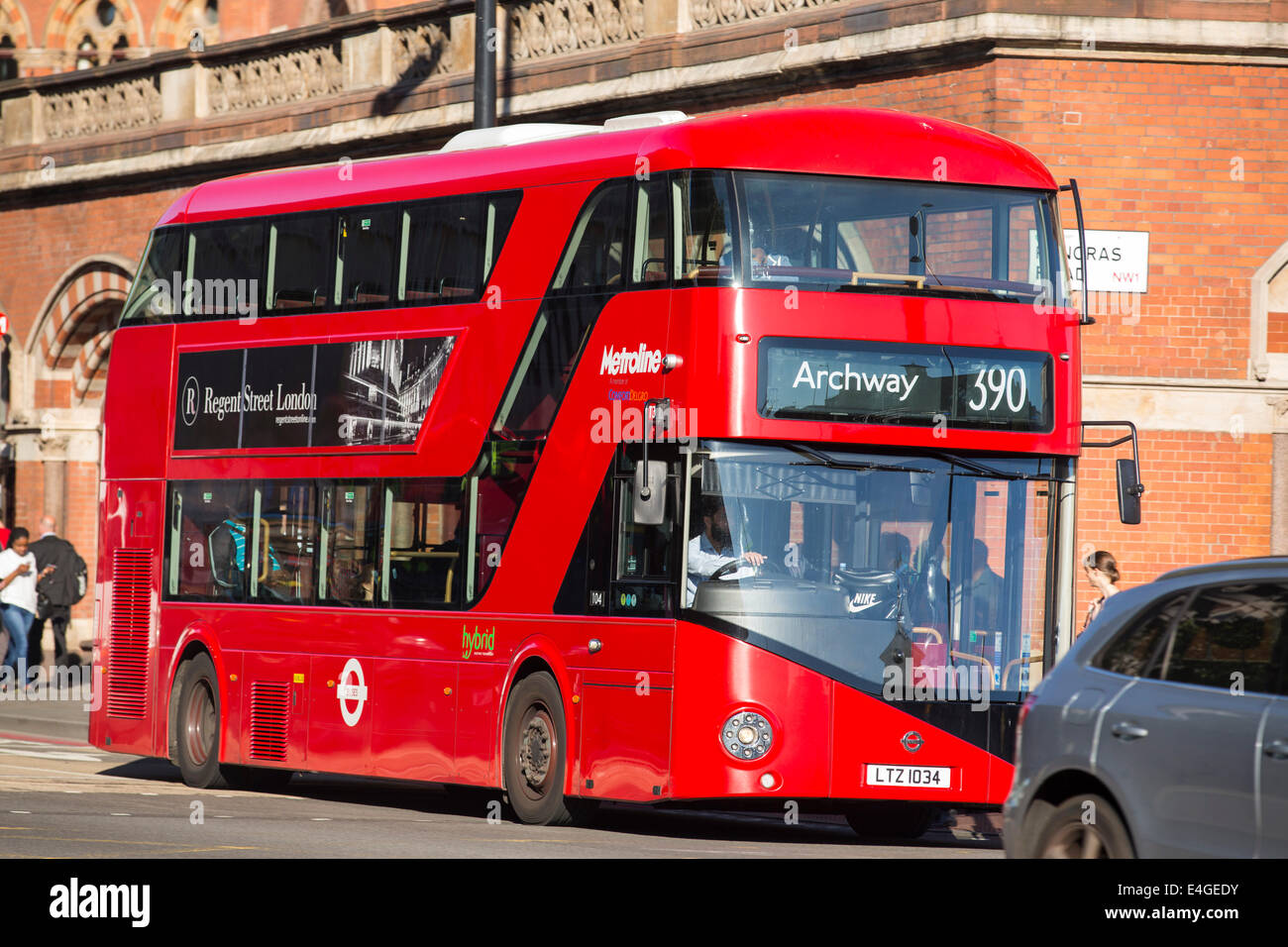 Un ultra-moderne de bus routemaster hybride par la gare St Pancras à Londres, au Royaume-Uni. Banque D'Images