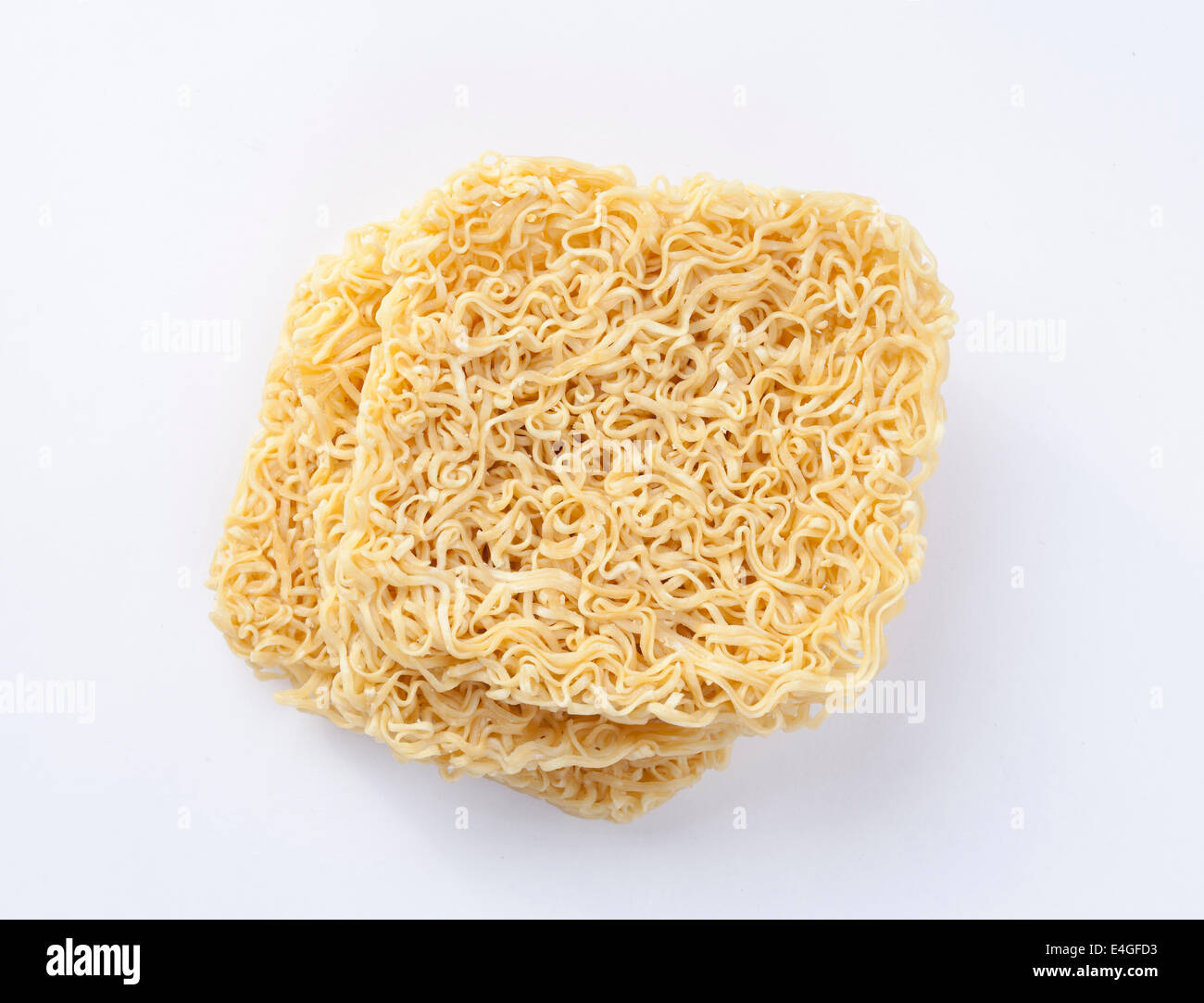 Nouilles sèches en vue supérieure, isolé sur fond blanc Banque D'Images