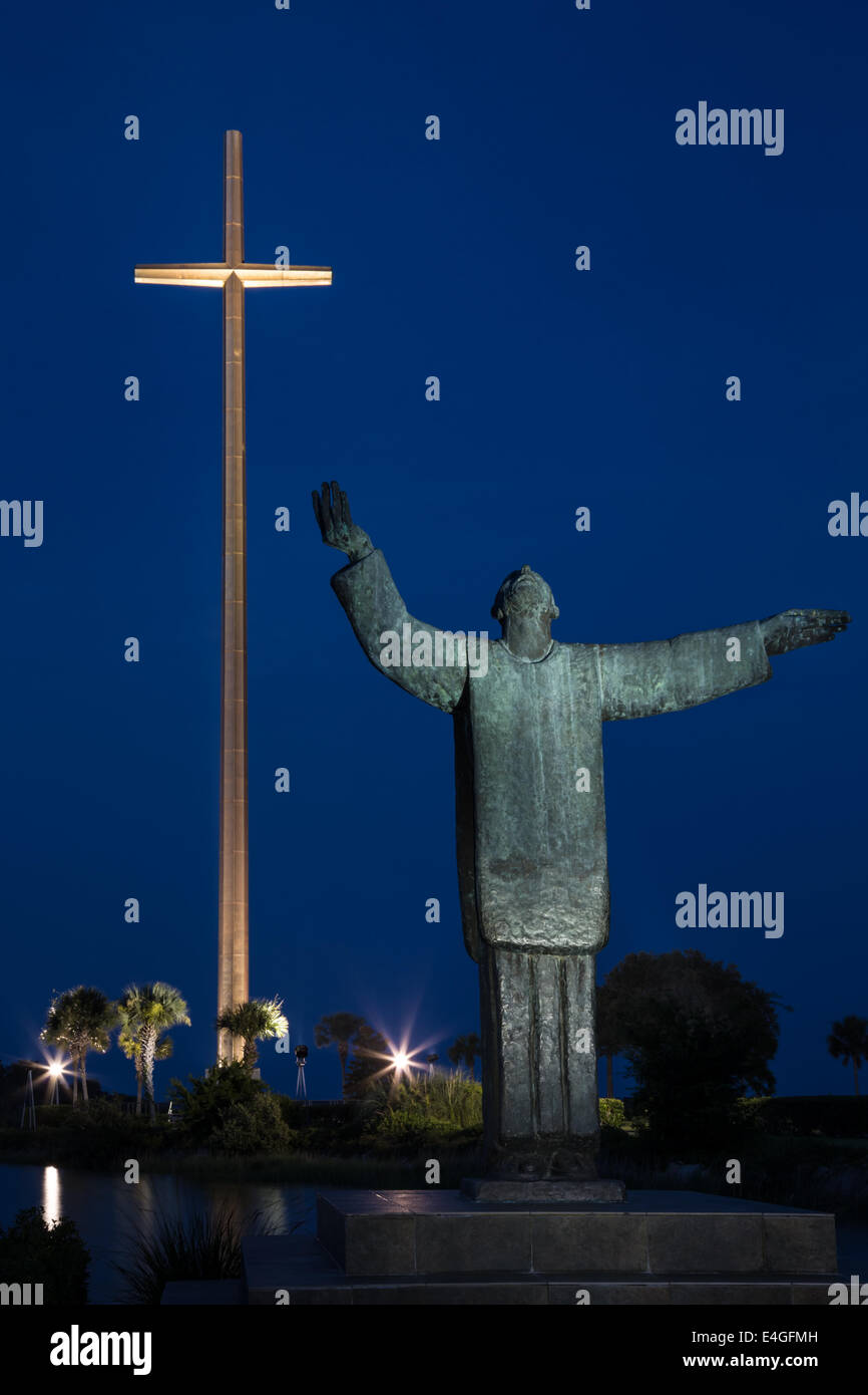 Le crépuscule descend sur Père Francisco López de Mendoza Grajales statue créer une belle scène de nuit à la Mission Nombre Banque D'Images Le crépuscule descend sur Père Francisco López de Mendoza Grajales statue créer une belle scène de nuit à la Mission Nombre Banque D'Images