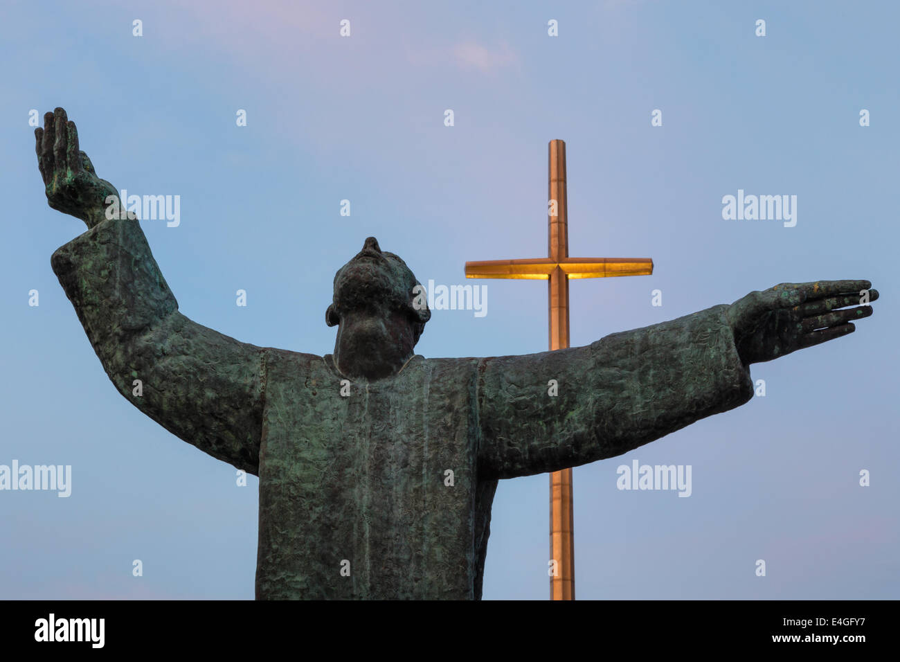 Vue rapprochée du Père Francisco López de Mendoza Grajales statue au coucher du soleil à la Mission Nombre de Dios à Saint Augustine, Flo Banque D'Images Vue rapprochée du Père Francisco López de Mendoza Grajales statue au coucher du soleil à la Mission Nombre de Dios à Saint Augustine, Flo Banque D'Images